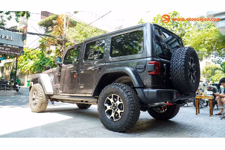 Ngoài những hệ thống an toàn thường thấy như: phanh ABS/BA/EBD, cân bằng điện tử, khởi hành ngang dốc, camera và cảm biến lùi... Wrangler Rubicon sở hữu rất nhiều hệ thống an toàn khác như: cảnh báo va chạm trước, hệ thống cảnh báo điểm mù, cảnh báo phương tiện cắt ngang khi lùi xe và hơn thế nữa. Giá xe Jeep Wrangler Unlimited Rubicon hiện đang được đại lý tư nhân chào bán hơn 4 tỷ ở Sài Gòn.