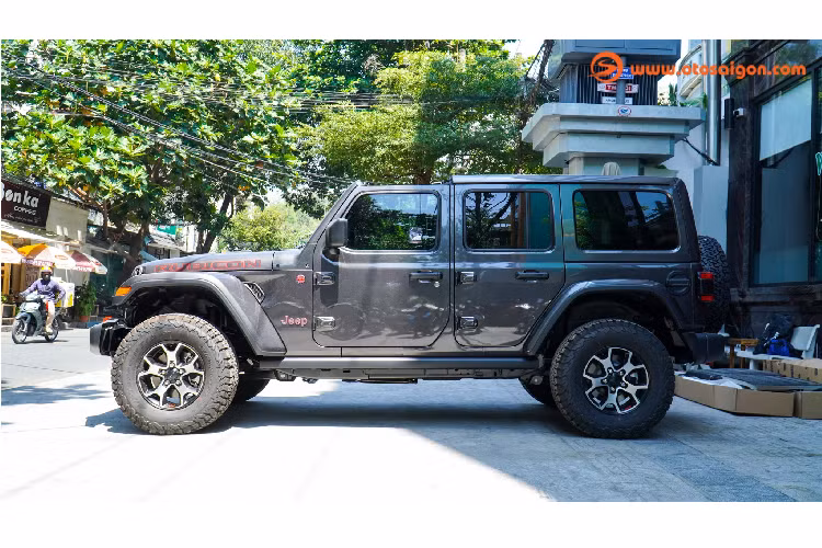 Jeep Wrangler Rubicon 4x4 sử dụng động cơ Xăng 4cyl dung tích 2.0L tăng áp tích hợp hệ thống mild-hybrid có tên gọi “Torque Mild Hybrid” sử dụng bộ khởi động kiêm máy phát cho hệ thống điện 48V giúp bổ sung thêm mô-men xoắn khoảng 96Nm ở vòng tua thấp hỗ trợ xe vận hành dù động cơ nhỏ. Động cơ mang lại công suất tối đa khoảng 270 mã lực tại 5.250 v/p và mô-men xoắn cực đại đạt 400Nm có được tại dải dòng tua 3.000 v/p.
