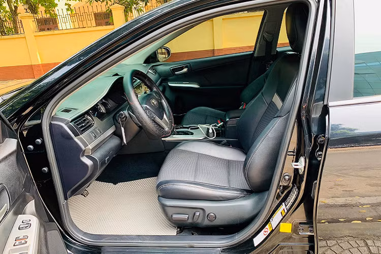 Ghế lái chỉnh điện, điều hoà tự động, cửa sổ trời. Về an toàn, Camry 2012 nhập Mỹ đều được trang bị tiêu chuẩn 10 túi khí. Bên cạnh các trang bị khác như: Kiểm soát ổn định xe (VSC), kiểm soát lực kéo (TRAC), chống bó cứng phanh (ABS), phân bổ lực phanh điện tử (EBD), hệ thống giám sát áp suất lốp điện tử.