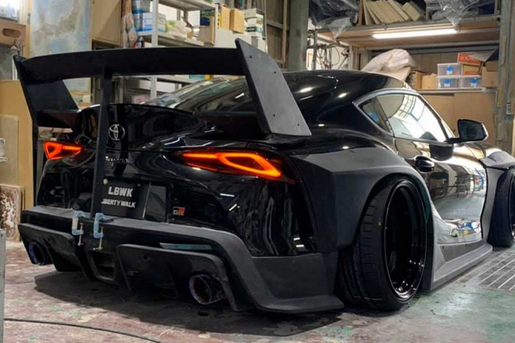 Ngoài ra, nếu lựa chọn gói nâng cấp cùng với nắp ca pô mới, bộ bodykit bằng sợi thủy tinh có giá là 17,930 Đô và sợi carbon là 19,030 Đô.