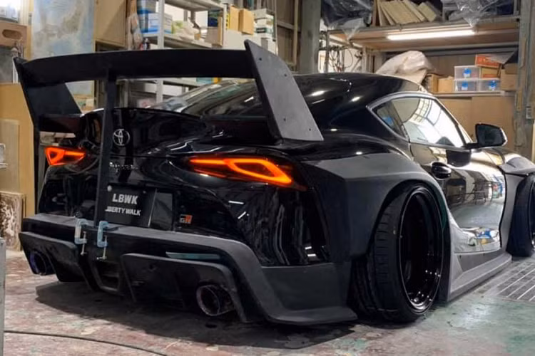 Ngoài ra, nếu lựa chọn gói nâng cấp cùng với nắp ca pô mới, bộ bodykit bằng sợi thủy tinh có giá là 17,930 Đô và sợi carbon là 19,030 Đô.