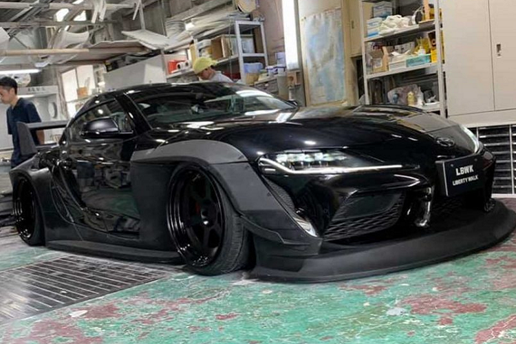 Toyota Supra độ Liberty Walk sẽ chỉ mang tới những thay đổi về ngoại thất còn về nội thất hay động cơ vẫn sẽ được giữ nguyên. Supra 2020 được trang bị động cơ 6 xy lanh 3.0 lít đến từ BMW, đi cùng với đó là hộp số tự động 8 cấp, sản sinh công suất cực đại 335 mã lực và có tốc độ tối đa được giới hạn ở mức 250 km/h.