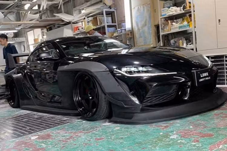 Toyota Supra độ Liberty Walk sẽ chỉ mang tới những thay đổi về ngoại thất còn về nội thất hay động cơ vẫn sẽ được giữ nguyên. Supra 2020 được trang bị động cơ 6 xy lanh 3.0 lít đến từ BMW, đi cùng với đó là hộp số tự động 8 cấp, sản sinh công suất cực đại 335 mã lực và có tốc độ tối đa được giới hạn ở mức 250 km/h.