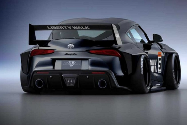 Giống như những mẫu xe độ trước đây của hãng, chiếc Toyota Supra thế hệ mới được trang bị các vè ốp hông mở rộng gợi liên tưởng tới những mẫu xe đua của Nhật Bản vào những năm 80. Gói nâng cấp này bao gồm những chi tiết quen thuộc như các vè ốp bánh xe, cánh gió cỡ lớn cũng như các phần líp trước, ốp cản sau mới. Đây cũng chính là phong cách độ đã có phần quen thuộc của hãng độ Liberty Walk trên những mẫu xe hiện đại.