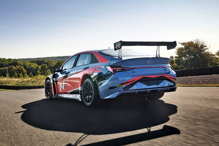 Hyundai cho biết trong suốt 3 tháng vừa qua, Elantra N TCR đã hoàn thành 5.000 km chạy thử trên các đường đua lớn nhỏ quanh châu Âu và dự kiến sẵn sàng được giao đến tay khách hàng vào cuối năm nay.