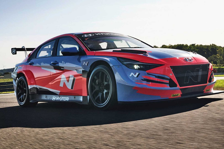 Sau i30 N TCR và Veloster N TCR, Hyundai Elantra N TCR 2021 mới chính là đại diện mới nhất của hãng xe Hàn Quốc góp mặt trong nhóm xe TCR - những mẫu ôtô thương mại 4 hoặc 5 cửa được nâng cấp để tham gia thi đấu trên đường đua.