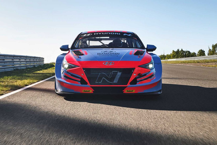 Hyundai chưa hé lộ hình ảnh nội thất cũng như giá xe Hyundai Elantra N TCR. Dù vậy, không gian cabin của xe nhiều khả năng sẽ được lược bỏ tối đa các chi tiết và tính năng không cần thiết, nhằm giảm thiểu khối lượng xe, đồng thời nhường chỗ cho một số bộ phận an toàn như lồng chống lật.