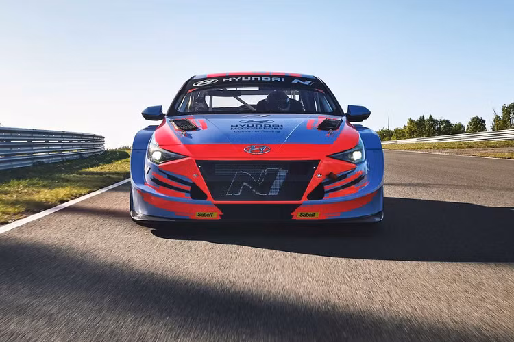 Hyundai chưa hé lộ hình ảnh nội thất cũng như giá xe Hyundai Elantra N TCR. Dù vậy, không gian cabin của xe nhiều khả năng sẽ được lược bỏ tối đa các chi tiết và tính năng không cần thiết, nhằm giảm thiểu khối lượng xe, đồng thời nhường chỗ cho một số bộ phận an toàn như lồng chống lật.