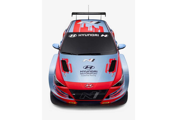 Những chi tiết ngoại thất đặc trưng của thế hệ Elantra mới nhất còn sót lại bao gồm cụm đèn pha và đèn hậu. Trong khi đó, lưới tản nhiệt, ống xả, ốp vè lốp hay ốp thân xe đều được làm mới.