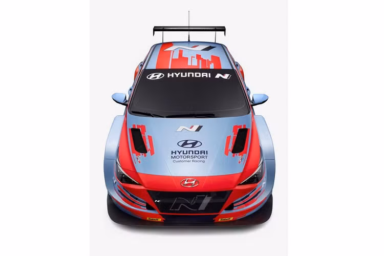 Những chi tiết ngoại thất đặc trưng của thế hệ Elantra mới nhất còn sót lại bao gồm cụm đèn pha và đèn hậu. Trong khi đó, lưới tản nhiệt, ống xả, ốp vè lốp hay ốp thân xe đều được làm mới.