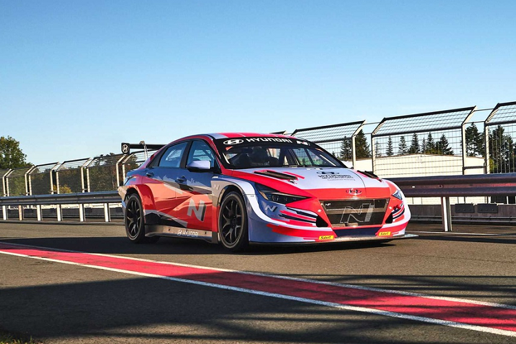 Hyundai Elantra N TCR sử dụng hệ dẫn động cầu trước và động cơ tăng áp 2.0L. Đây cũng là cấu hình động cơ chung cho mọi mẫu xe TCR. Hyundai hiện chưa công bố thông số hiệu năng chi tiết của Elantra N TCR, tuy nhiên mức giới hạn công suất và mô-men xoắn tối đa theo quy định lần lượt là 345 mã lực và 420 Nm.