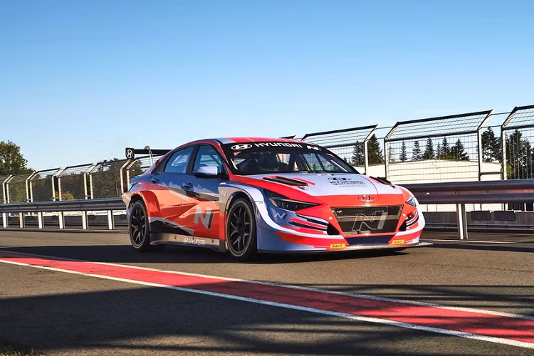 Hyundai Elantra N TCR sử dụng hệ dẫn động cầu trước và động cơ tăng áp 2.0L. Đây cũng là cấu hình động cơ chung cho mọi mẫu xe TCR. Hyundai hiện chưa công bố thông số hiệu năng chi tiết của Elantra N TCR, tuy nhiên mức giới hạn công suất và mô-men xoắn tối đa theo quy định lần lượt là 345 mã lực và 420 Nm.