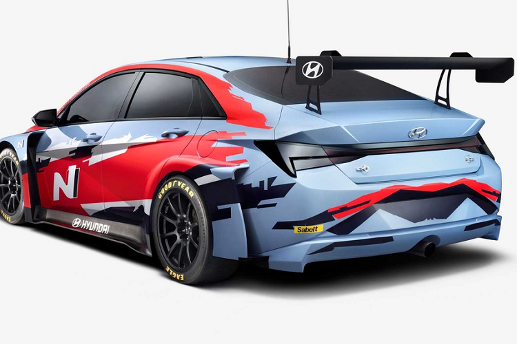 Tương tự nhiều mẫu xe TCR khác, xe thể thao Hyundai Elantra N TCR chỉ giữ nguyên khung gầm và cấu trúc hệ thống treo, trong khi hầu hết bộ phận thân vỏ đã được nâng cấp hoặc thay đổi để tối ưu tính khí động học.