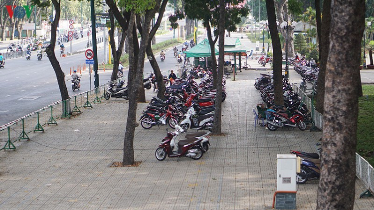Bãi giữ xe của Công viên Gia Định cũng giảm hẳn kéo theo doanh thu cũng không như những ngày trước khi có dịch Covid -19 