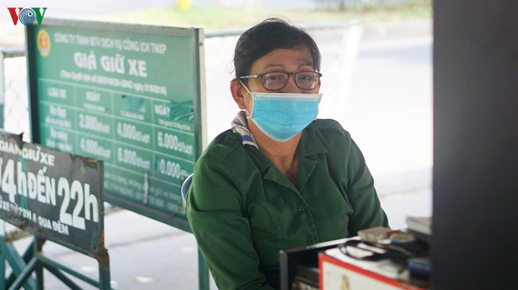Chị Phan Thị Hạnh, nhân viên giữ xe của Dịch vụ công ích tại đây cho biết, doanh thu có hụt so với ngày thường, do dòng người hạn chế ra đường sợ dịch và lượng xe gửi vào công viên cũng mất đi 3-4 phần./.