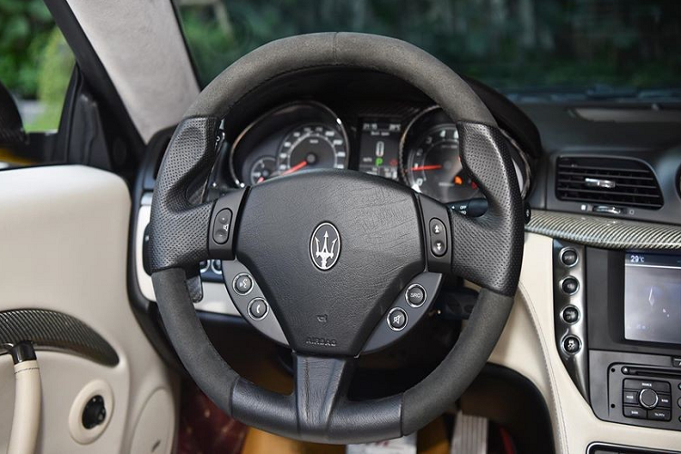 Trước đó, chiếc Maserati GranTurismo MC Sportline màu vàng này có giá bán chính hãng khoảng 12 tỷ đồng. Vẫn chưa rõ số đồng hồ công tơ mét của chiếc Maserati GranTurismo MC Sportline màu vàng hiện nay đã ở con số là bao nhiêu. Chỉ biết rằng, thông tin rao bán vào tháng 11/2019 cho thấy xe đã đi được quãng đường 1.500 km.