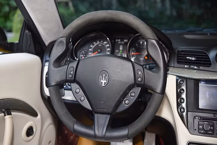 Trước đó, chiếc Maserati GranTurismo MC Sportline màu vàng này có giá bán chính hãng khoảng 12 tỷ đồng. Vẫn chưa rõ số đồng hồ công tơ mét của chiếc Maserati GranTurismo MC Sportline màu vàng hiện nay đã ở con số là bao nhiêu. Chỉ biết rằng, thông tin rao bán vào tháng 11/2019 cho thấy xe đã đi được quãng đường 1.500 km.