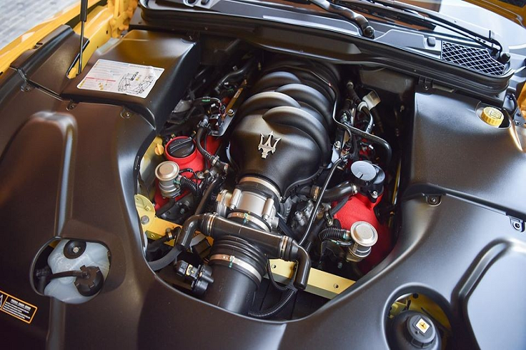 Khoang lái của chiếc Maserati GranTurismo MC Sportline đang rao bán hơn 7 tỷ đồng. Hàng ghế sau của xe. Nội thất có ghế ngồi bọc da màu kem kèm với các viền màu xanh dương. Nội thất xe có nhiều chi tiết bằng carbon