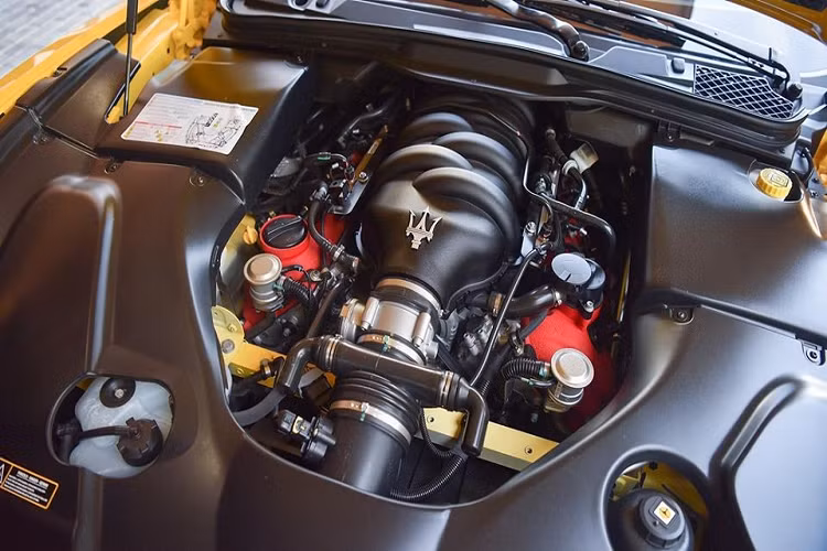 Khoang lái của chiếc Maserati GranTurismo MC Sportline đang rao bán hơn 7 tỷ đồng. Hàng ghế sau của xe. Nội thất có ghế ngồi bọc da màu kem kèm với các viền màu xanh dương. Nội thất xe có nhiều chi tiết bằng carbon