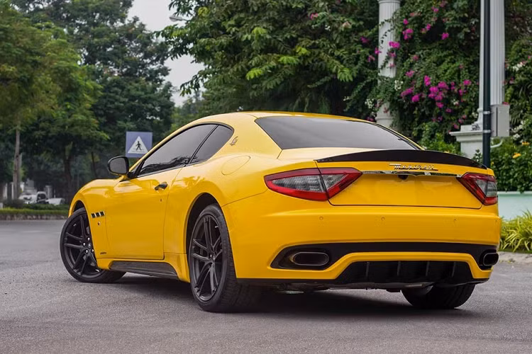Bên cạnh bộ áo màu vàng rất nổi bật, ngoại thất chiếc xe thể thao hạng sang Maserati GranTurismo MC Sportline đang rao bán này còn có nhiều chi tiết bằng sợi carbon, mâm 5 chấu kép sơn màu than mờ 20 inch mang tên gọi "MC Matte Graphite" và kết hợp cùng cùm phanh màu đỏ vô cùng nổi bật.