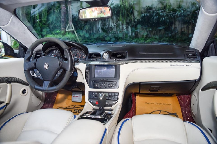 Đơn vị rao bán chiếc Maserati GranTurismo MC Sportline này cho biết "Xe sản xuất 2017 và trong tình trạng mới 100%". Còn với thông tin của chúng tôi, chiếc xe này đã trải qua ít nhất một đời chủ và từng được người này thay áo vàng rực nguyên bản sang crôm vàng bằng đề-can.