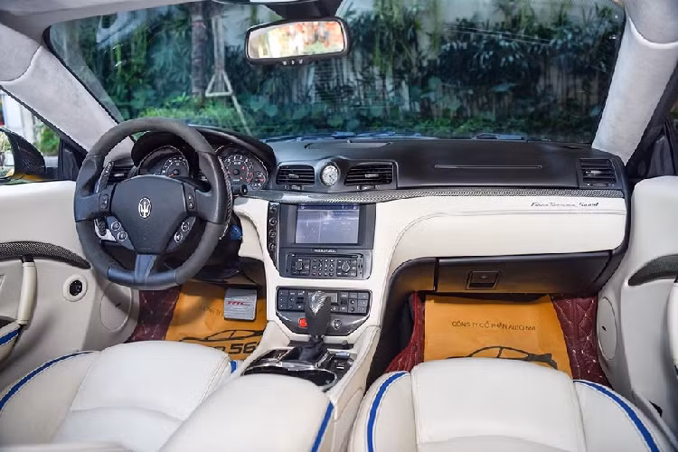 Đơn vị rao bán chiếc Maserati GranTurismo MC Sportline này cho biết "Xe sản xuất 2017 và trong tình trạng mới 100%". Còn với thông tin của chúng tôi, chiếc xe này đã trải qua ít nhất một đời chủ và từng được người này thay áo vàng rực nguyên bản sang crôm vàng bằng đề-can.