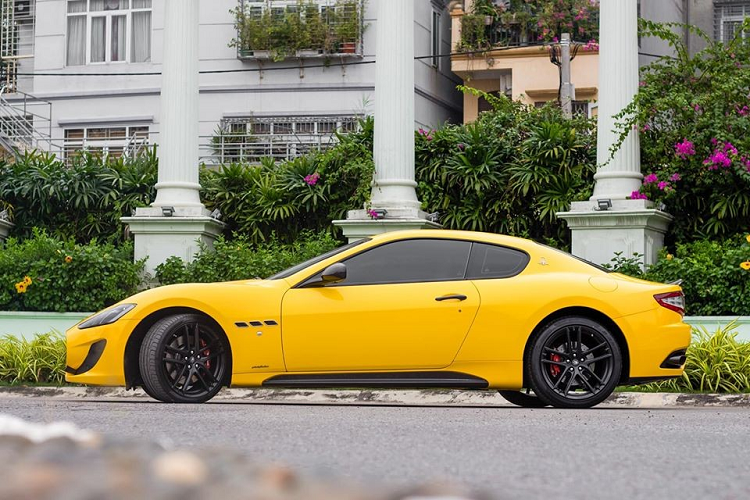 Giá xe Maserati GranTurismo MC Sportline này hiện đang rao bán hơn 7 tỷ đồng. Xe được đơn vị rao bán cho biết, mức giá này sẽ rẻ hơn 5 tỷ đồng so với mua xe mới chính hãng.