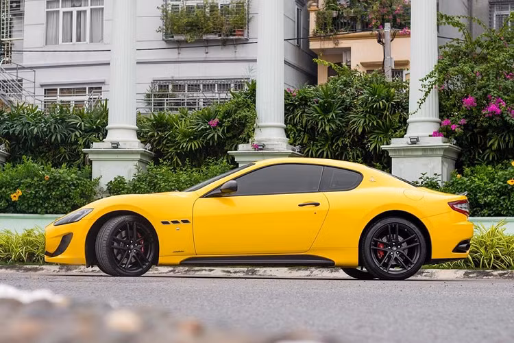 Giá xe Maserati GranTurismo MC Sportline này hiện đang rao bán hơn 7 tỷ đồng. Xe được đơn vị rao bán cho biết, mức giá này sẽ rẻ hơn 5 tỷ đồng so với mua xe mới chính hãng.