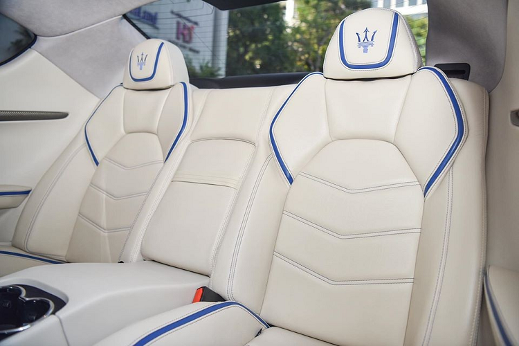 "Xe mua tại chính hãng Maserati tại Việt Nam, còn nguyên bảo hành chính hãng và chưa đăng ký ra biển số". Là những thông tin tiếp theo của đơn vị rao bán chiếc xe thể thao Maserati GranTurismo MC Sportline màu vàng cực độc này.