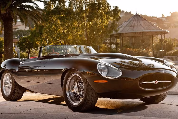  5. Jaguar E-Type Classic Jaguar E-Type Class là mẫu xe cổ điển duy nhất có mặt trong danh sách 10 mẫu xe được phái yếu yêu thích nhất. Thường được gọi với cái tên "Quý tộc Anh", Jaguar E-Type Class mang trong mình phong cách đậm chất hoàng gia và diện mạo đi theo năm tháng. Những đường cong của xe dù đã trải qua hàng chục năm tồn tại nhưng vẫn giữ được những giá trị riêng về thẩm mỹ. Điều đó được minh chứng rõ nét nhất qua việc cho tới ngày nay, rất nhiều mẫu xe kế nhiệm cũng đang phải học tập thiết kế của Jaguar E-Type Class.
