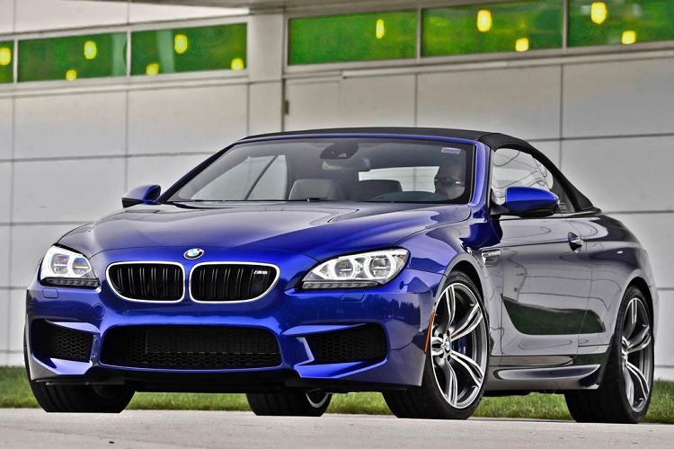  10. BMW M6 Convertible Đứng cuối cùng trong danh sách 10 mẫu xe hấp dẫn được phái đẹp nhất thế giới là mẫu xe thể thao hạng sang BMW M6 Convertible. Khác với những đối thủ luôn mang tới cảm giác thư giãn và nịnh nọt, BMW M6 Convertible hướng tới tập người dùng ưa thích việc cầm lái và những trải nghiệm thiên về cảm xúc. Điều này kết hợp với ngoại hình bắt mắt và trẻ trung đã khiến BMW M6 Convertible trở thành cái tên sáng giá trong lòng các chị em trên toàn thế giới.