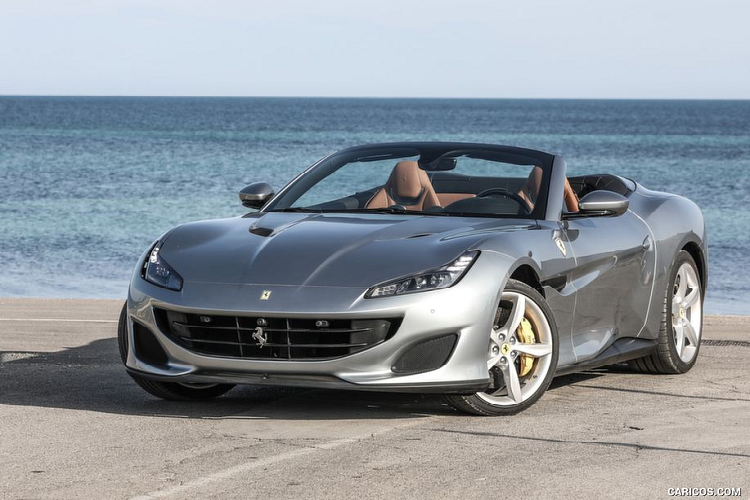  2. Ferrari Portofino Nếu như Lamborghini Huracan là đại diện cho phong cách thiết kế mạnh mẽ và nam tính thì đối thủ Ferrari Portofino lại sở hữu diện mạo mềm mại và gợi cảm. Mẫu xe này mang trong mình ADN thiết kế đặc trưng của gia đình "Siêu ngựa", khả năng vận hành vô song nhưng vẫn đủ điềm đạm và tinh tế để khuyến khích các chị em tự cầm lái siêu xe.