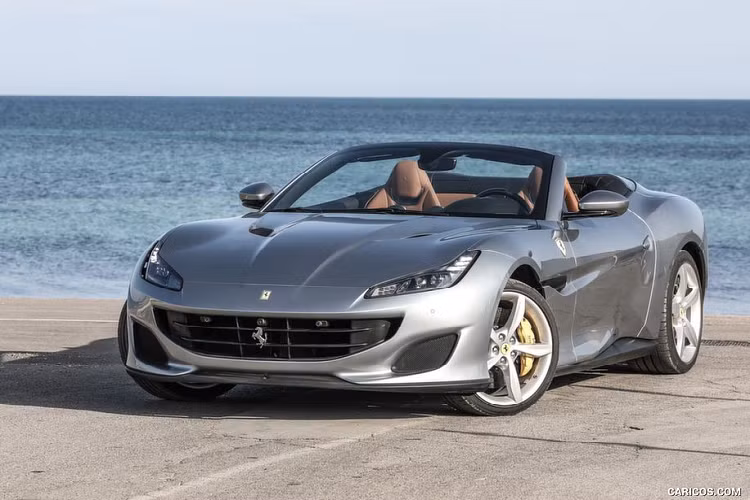  2. Ferrari Portofino Nếu như Lamborghini Huracan là đại diện cho phong cách thiết kế mạnh mẽ và nam tính thì đối thủ Ferrari Portofino lại sở hữu diện mạo mềm mại và gợi cảm. Mẫu xe này mang trong mình ADN thiết kế đặc trưng của gia đình "Siêu ngựa", khả năng vận hành vô song nhưng vẫn đủ điềm đạm và tinh tế để khuyến khích các chị em tự cầm lái siêu xe.