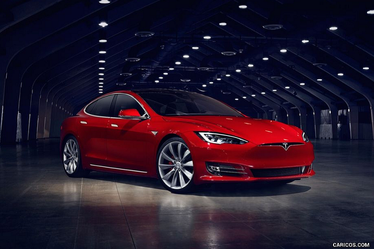  6. Tesla Model S Là sự pha trộn giữa mạnh mẽ và gợi cảm, Tesla Model S chạy điện đã nhanh chóng chiếm được cảm tình của phái yếu. Thực tế, Tesla Model S đã chứng minh được sức hút của mình không chỉ ở ngoại hình bắt mắt mà còn ở sức mạnh và khả năng vận hành ưu việt.