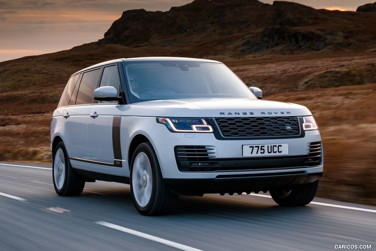  8. Ranger Rover Tiếp ngay sau Mercedes-Benz S-Class là mẫu SUV trứ danh tới từ nước Anh - Range Rover. Công bằng mà nói, những giá trị về vận hành hay khả năng off-road không phải điểm khiến phái yếu bị thu hút bởi Range Rover mà chính phong cách thiết kế, giá trị thương hiệu và độ sang trọng trên từng sảm phẩm đã hấp dẫn các chị em đến với mẫu xe này.