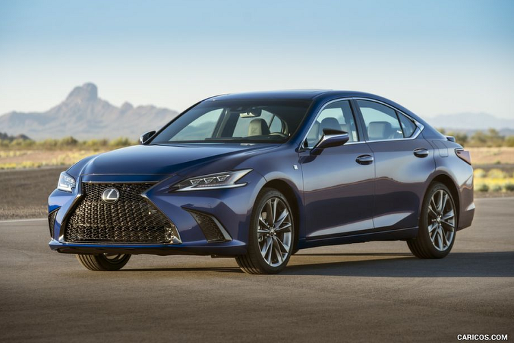  9. Lexus ES Thuộc phân khúc sedan hạng sang cỡ trung, Lexus ES mang trong mình một diện mạo khiêm nhường nhưng vẫn đủ tinh tế. Ngoài ra, những giá trị về sự sang trọng cũng là một trong những yếu tố khiến ES hấp dẫn được phái yếu. Có thể nói, khi so sánh với các đối thủ tới từ phương tây, Lexus ES luôn là mẫu xe biết cách chiều chuộng khách hàng hơn cả bằng độ êm ái và sự tĩnh lặng của mình.