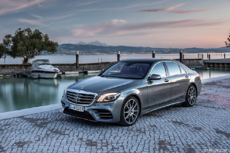  7. Mercedes S-Class Trong phân khúc sedan hạng sang cỡ lớn, Mercedes-Benz S-Class là cái tên duy nhất lọt vào danh sách này. Ngỡ tưởng ở phân khúc vốn được biết tới chỉ dành cho các doanh nhân, S-Class đã chinh phục được các chị em nhờ sự sang trọng trên từng đường nét và chi tiết của mình. Bên cạnh đó, mẫu xe này còn sở hữu phong cách thiết kế lịch lãm và tinh tế. Đó là những yếu tố mang tới sự thành công ngoài mong đợi cho mẫu xe hạng sang nước Đức.