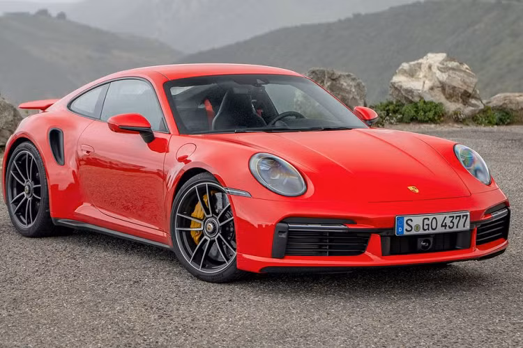  3. Porsche 911 Turbo S Tương tự Ferrari Portofino, Porsche 911 Turbo S nói riêng hay dòng xe 911 nói chung đều sở hữu ngôn ngữ thiết kế cuốn hút và vô cùng "sexy". Tuy nhiên, so với mẫu siêu xe nước Ý, Porsche 911 Turbo S có lợi thế hơn đáng kể nhờ vào yếu tố giá bán. Còn lại, các vấn đề về thiết kế, trang bị hay cảm giác lái thì có lẽ phái yếu sẽ chẳng cần bận tâm bởi những giá trị mà 911 mang tới đã ngoài sự mong đợi của họ.