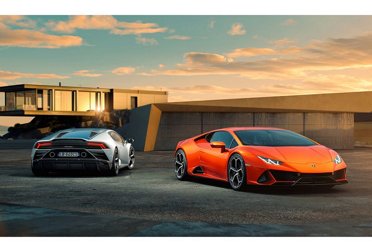  1. Lamborghini Huracan Đứng ở vị trí đầu bảng trong danh sách những mẫu xe được lòng chị em nhất thế giới là một cái tên tới từ nước Ý, siêu phẩm Lamborghini Huracan. Có thể với cánh mày râu, sự cuốn hút của "siêu bò" tới từ sức mạnh và những âm thanh tràn đầy uy lực mà nó tạo ra thì với phái đẹp, sự cuốn hút của mẫu xe này chính là bởi vẻ đẹp lạnh lùng, khoẻ khoắn và kích thước nhỏ nhắn vừa phải.