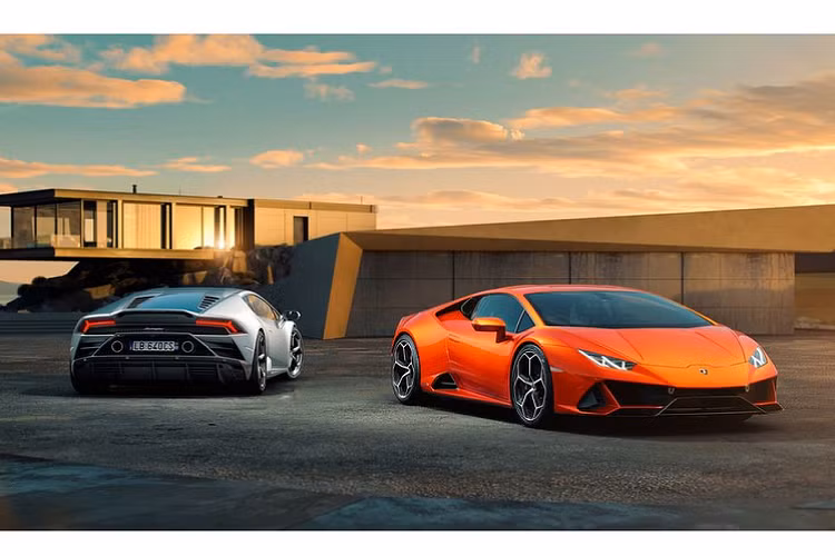  1. Lamborghini Huracan Đứng ở vị trí đầu bảng trong danh sách những mẫu xe được lòng chị em nhất thế giới là một cái tên tới từ nước Ý, siêu phẩm Lamborghini Huracan. Có thể với cánh mày râu, sự cuốn hút của "siêu bò" tới từ sức mạnh và những âm thanh tràn đầy uy lực mà nó tạo ra thì với phái đẹp, sự cuốn hút của mẫu xe này chính là bởi vẻ đẹp lạnh lùng, khoẻ khoắn và kích thước nhỏ nhắn vừa phải.