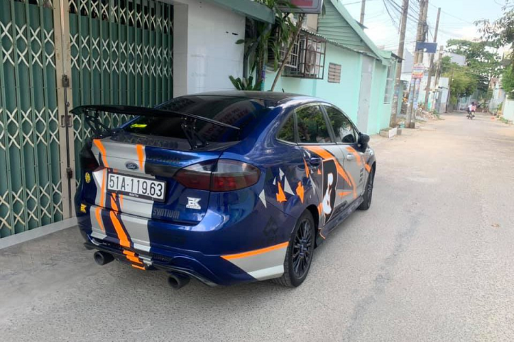 Nằm trong phân khúc hạng B với quá nhiều đối thủ mạnh như Toyota Vios, Honda City hay Hyundai Accent khiến Ford Fiesta giá rẻ khá chật vật để trụ vững được trên thị trường. Sau một thời gian khá dài kinh doanh không khả quan, Ford Việt Nam đã quyết định ngừng phân phối mẫu xe này tại Việt Nam đối với cả phiên bản sedan và hatchback.