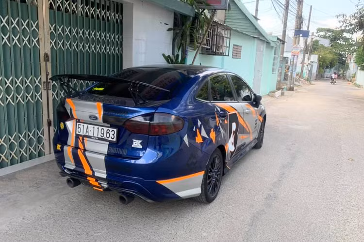 Nằm trong phân khúc hạng B với quá nhiều đối thủ mạnh như Toyota Vios, Honda City hay Hyundai Accent khiến Ford Fiesta giá rẻ khá chật vật để trụ vững được trên thị trường. Sau một thời gian khá dài kinh doanh không khả quan, Ford Việt Nam đã quyết định ngừng phân phối mẫu xe này tại Việt Nam đối với cả phiên bản sedan và hatchback.