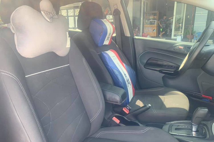 Bên cạnh đó, mẫu Ford Fiesta 2011 còn được gắn 14 thanh giằng toàn xe, trang bị hệ thống âm thanh 8 loa (4 treb + 4 bass của Ford Ranger), led gần trước và sau, độ pô on/off. Chủ xe cũng là một người đam mê xe nên mức giá hơn 300 triệu có thể thương lượng. Với mức giá 300 triệu đồng, để xe lăn bánh trên đường sẽ vào khoảng 311 triệu đồng.