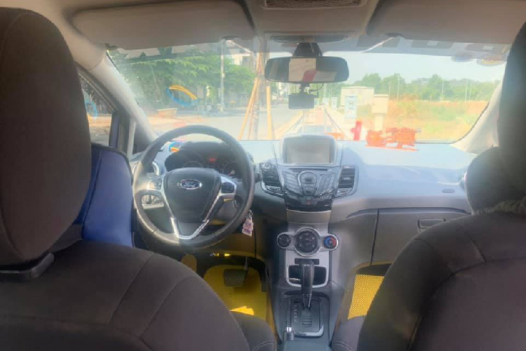Mẫu Ford Fiesta sedan đời 2011 được rao bán với giá hơn 300 triệu đồng đã được chủ xe độ lên full option theo sở thích. Cụ thể, theo chia sẻ, mẫu xe đời 2011 được độ lên các trang bị tương đương đời 2016 như đèn trước cos pha, mâm 16 inch. Mức giá cụ thể của các option là cách âm toàn xe 17 triệu đồng, body kit và đuôi cánh gió 25 triệu đồng, sơn lại toàn xe 37 triệu đồng, tem thiết kế AK Decal 7,5 triệu đồng, cặp bi gầm xe non Domax 5 triệu đồng.