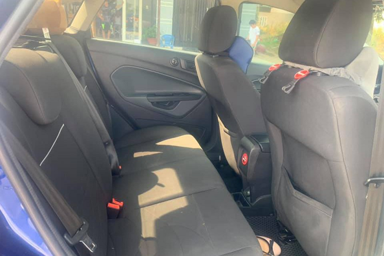 Trước khi ngừng phân phối tại Việt Nam, xe có tới 5 phiên bản sau đó rút xuống còn 3 phiên bản là Fiesta 1.5LSport 5 cửa AT, Fiesta 1.5L Titanium 4 cửa AT và Fiesta 1.0L Sport + AT. Mức giá xe Ford Fiesta niêm yết xe mới thời điểm đó lần lượt là 564m 560 và 616 triệu đồng.