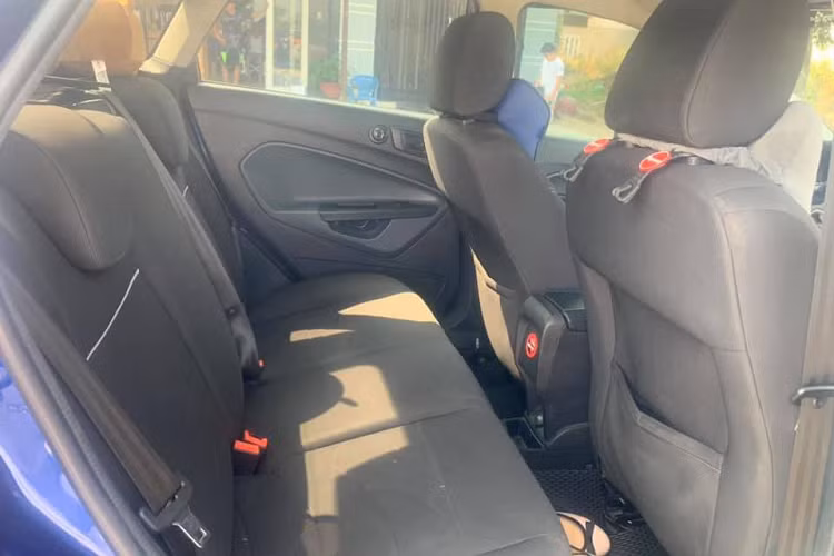 Trước khi ngừng phân phối tại Việt Nam, xe có tới 5 phiên bản sau đó rút xuống còn 3 phiên bản là Fiesta 1.5LSport 5 cửa AT, Fiesta 1.5L Titanium 4 cửa AT và Fiesta 1.0L Sport + AT. Mức giá xe Ford Fiesta niêm yết xe mới thời điểm đó lần lượt là 564m 560 và 616 triệu đồng.