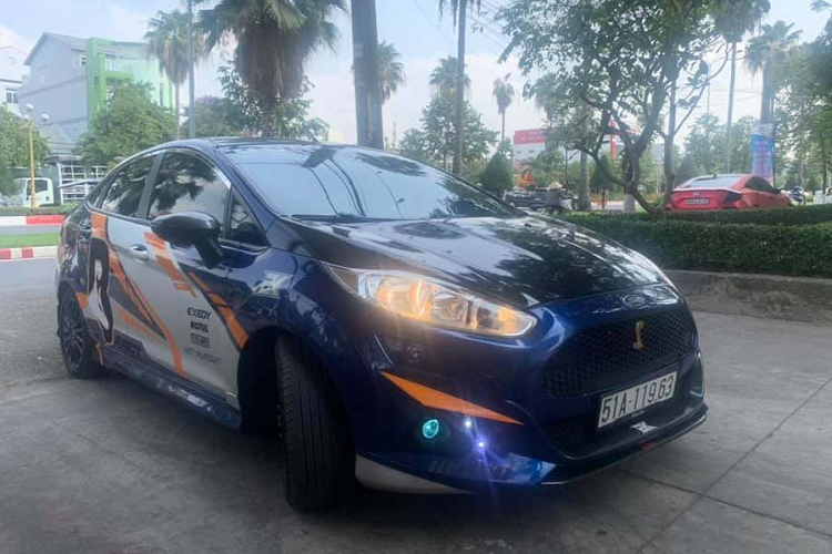 Mặc dù có doanh số không cao nhưng Ford Fiesta luôn được đánh giá là 1 mẫu xe tốt với nhiều trang bị tiện nghi hấp dẫn như ghế lái chỉnh tay 4 hướng, vô lăng 3 chấu thể thao tích hợp phím chức năng, hệ thống giải trí SYNC, kết nối USB/AUX, AM/ FM, đầu CD, hệ thống âm thanh 6 loa, chìa khóa điện thông minh, điều hòa tự động.