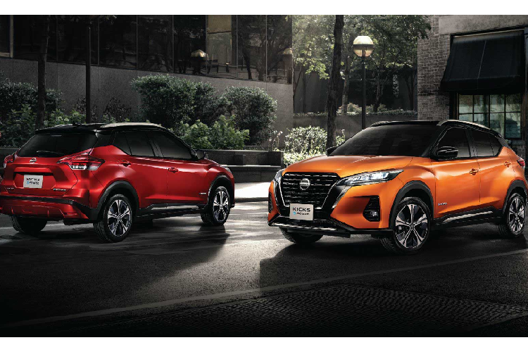 Khi cần tăng tốc, động cơ điện được cung cấp năng lượng bởi cả pin và ICE. Trong quá trình giảm tốc, động cơ xăng dừng chạy và năng lượng tái sinh được sử dụng để sạc pin cho đến khi xe dừng hẳn. Kicks e-Power cung cấp 4 chế độ lái: Bình thường, S (tăng tốc và phanh nhanh hơn), Eco (tiết kiệm xăng) và EV (chỉ sử dụng năng lượng pin khi tắt động cơ xăng).