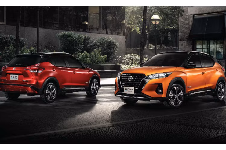 Khi cần tăng tốc, động cơ điện được cung cấp năng lượng bởi cả pin và ICE. Trong quá trình giảm tốc, động cơ xăng dừng chạy và năng lượng tái sinh được sử dụng để sạc pin cho đến khi xe dừng hẳn. Kicks e-Power cung cấp 4 chế độ lái: Bình thường, S (tăng tốc và phanh nhanh hơn), Eco (tiết kiệm xăng) và EV (chỉ sử dụng năng lượng pin khi tắt động cơ xăng).