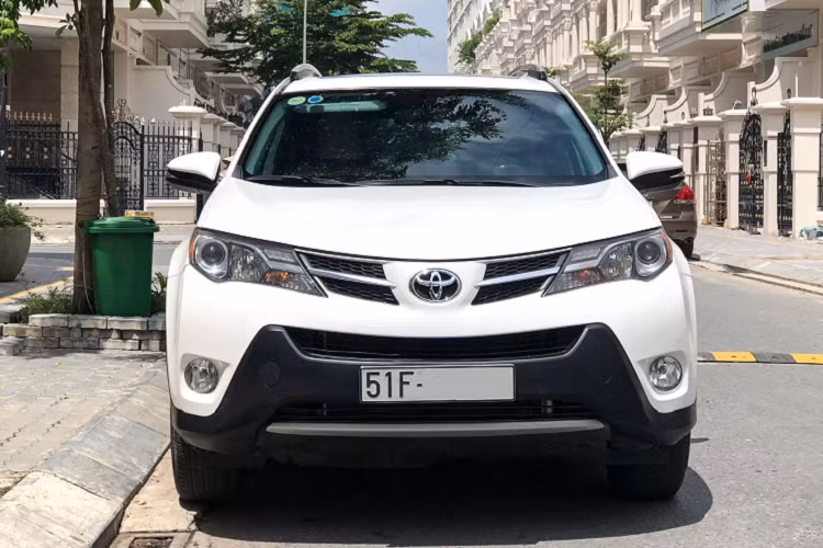Ở thời điểm đó, dòng xe SUV Toyota RAV4 là một lựa chọn dành cho những khách hàng có điều kiện kinh tế khá giả khi có giá bán “ngót nghét” gần 2 tỷ đồng. Toyota RAV4 đáp ứng nhu cầu cho một nhóm nhỏ khách Việt đang cần một chiếc xe gầm cao, xe nhập chất lượng.